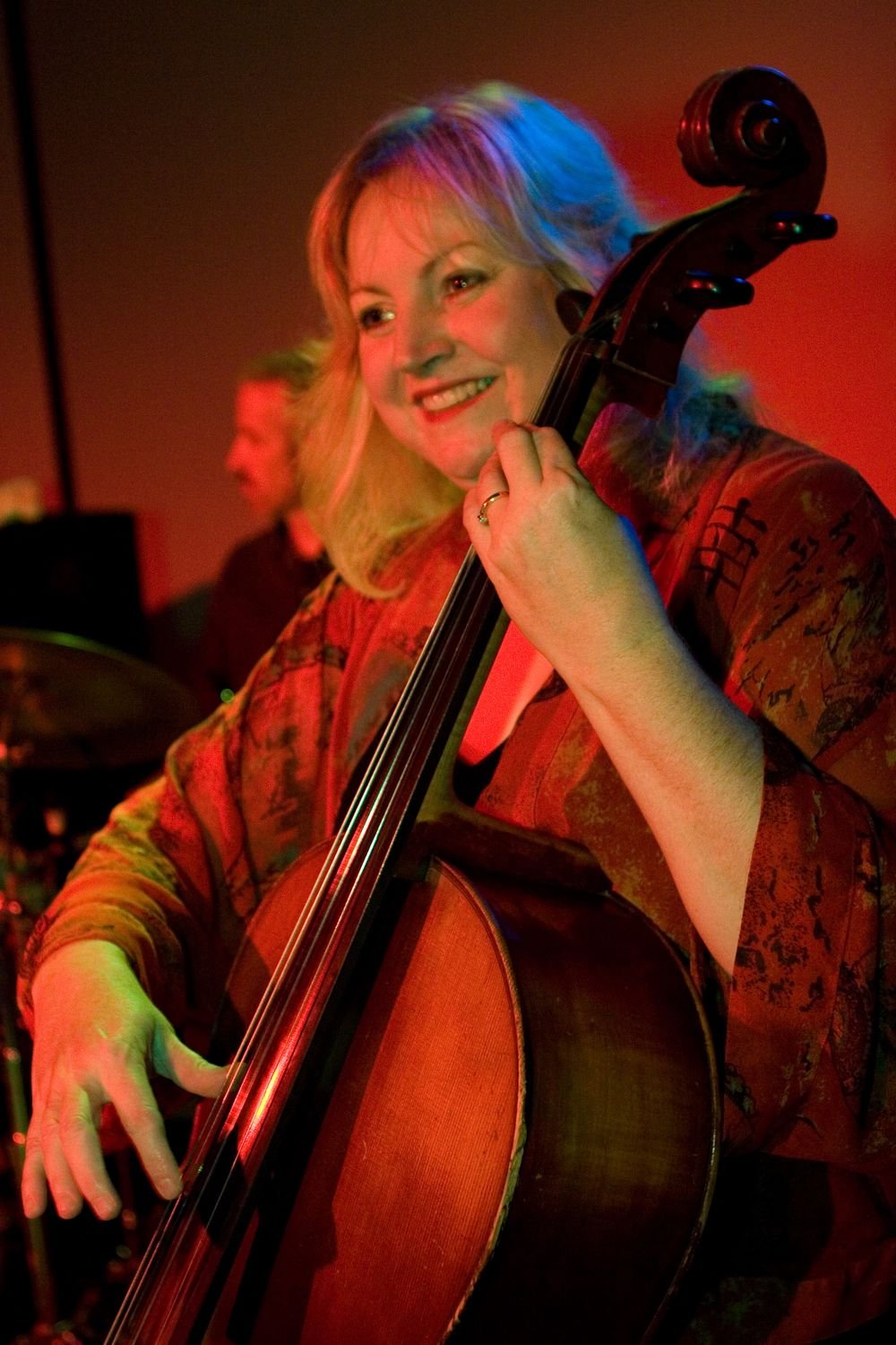 Laurie Haines Reese playing cello live